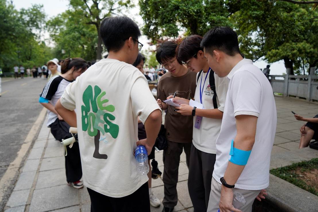 小孩们在街道上 AI 生成的内容可能不正确。