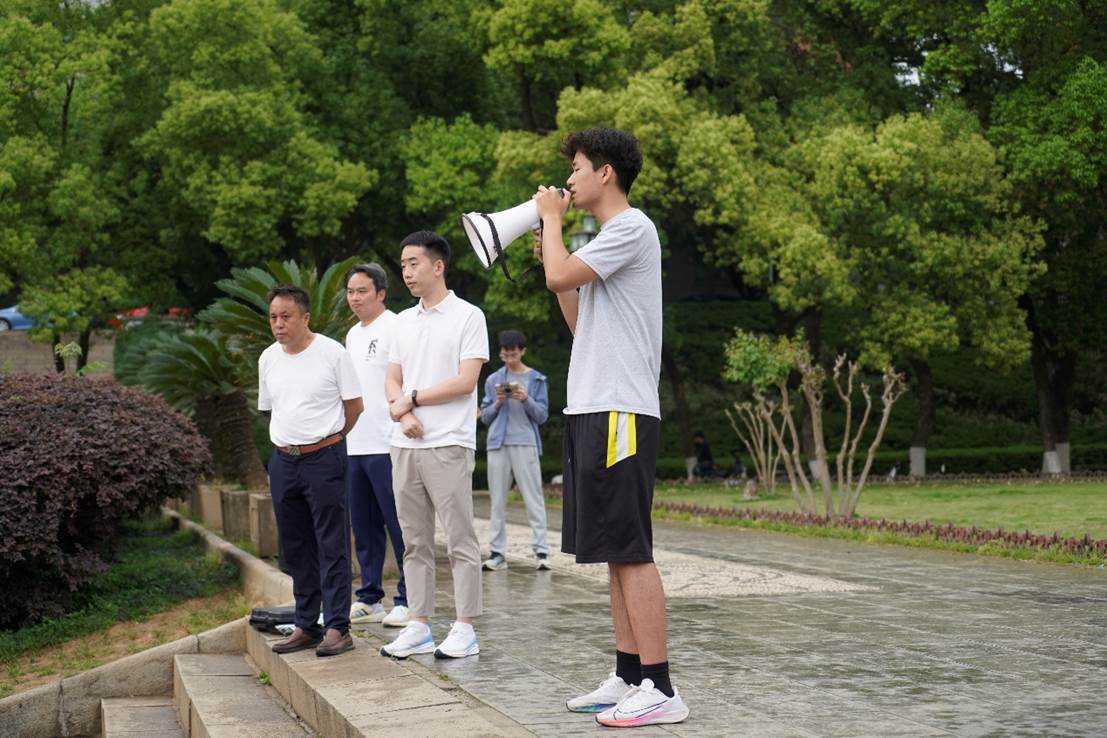 男人站在河边 AI 生成的内容可能不正确。