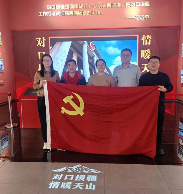 参观70周年展合影2
